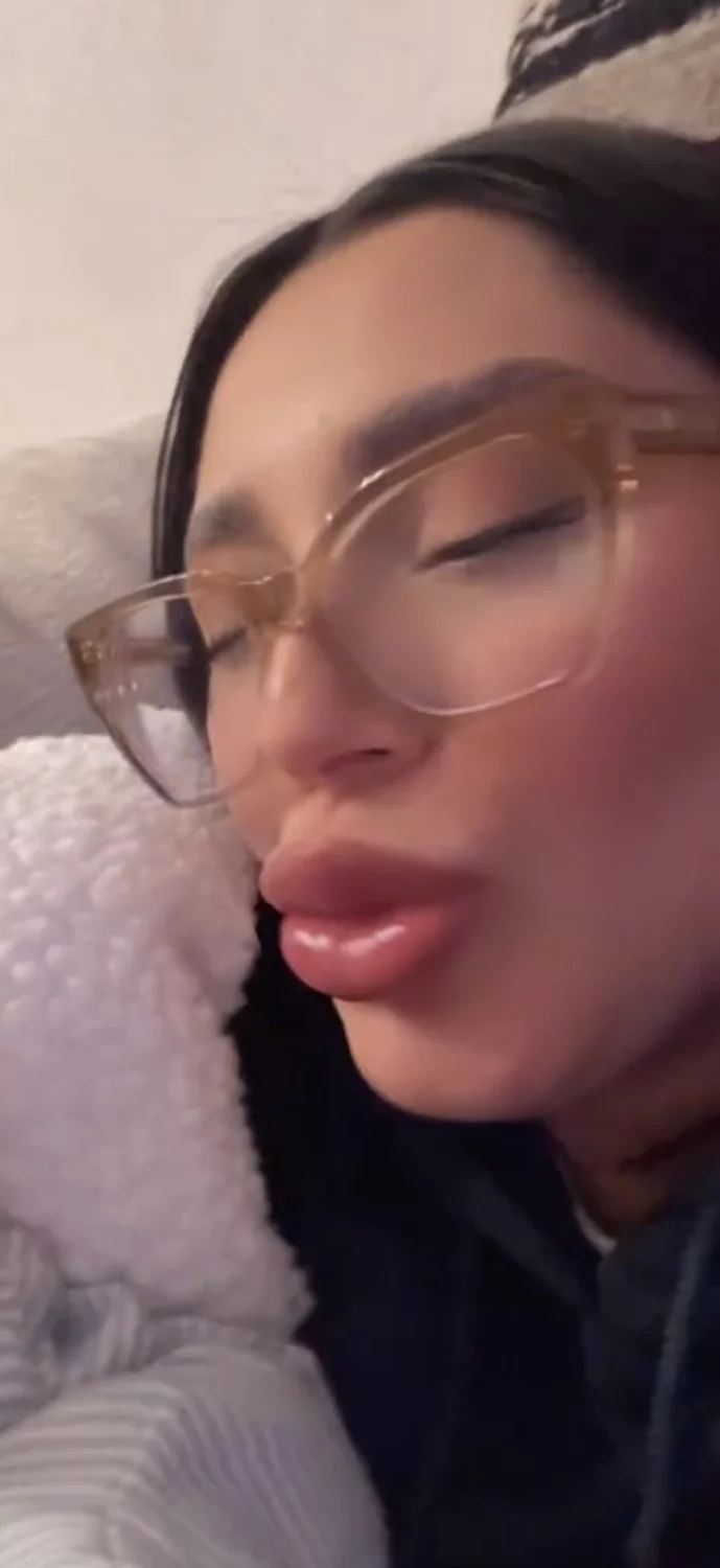 Latina milf dsl lips I would bust all over her beautiful slutty face image 4