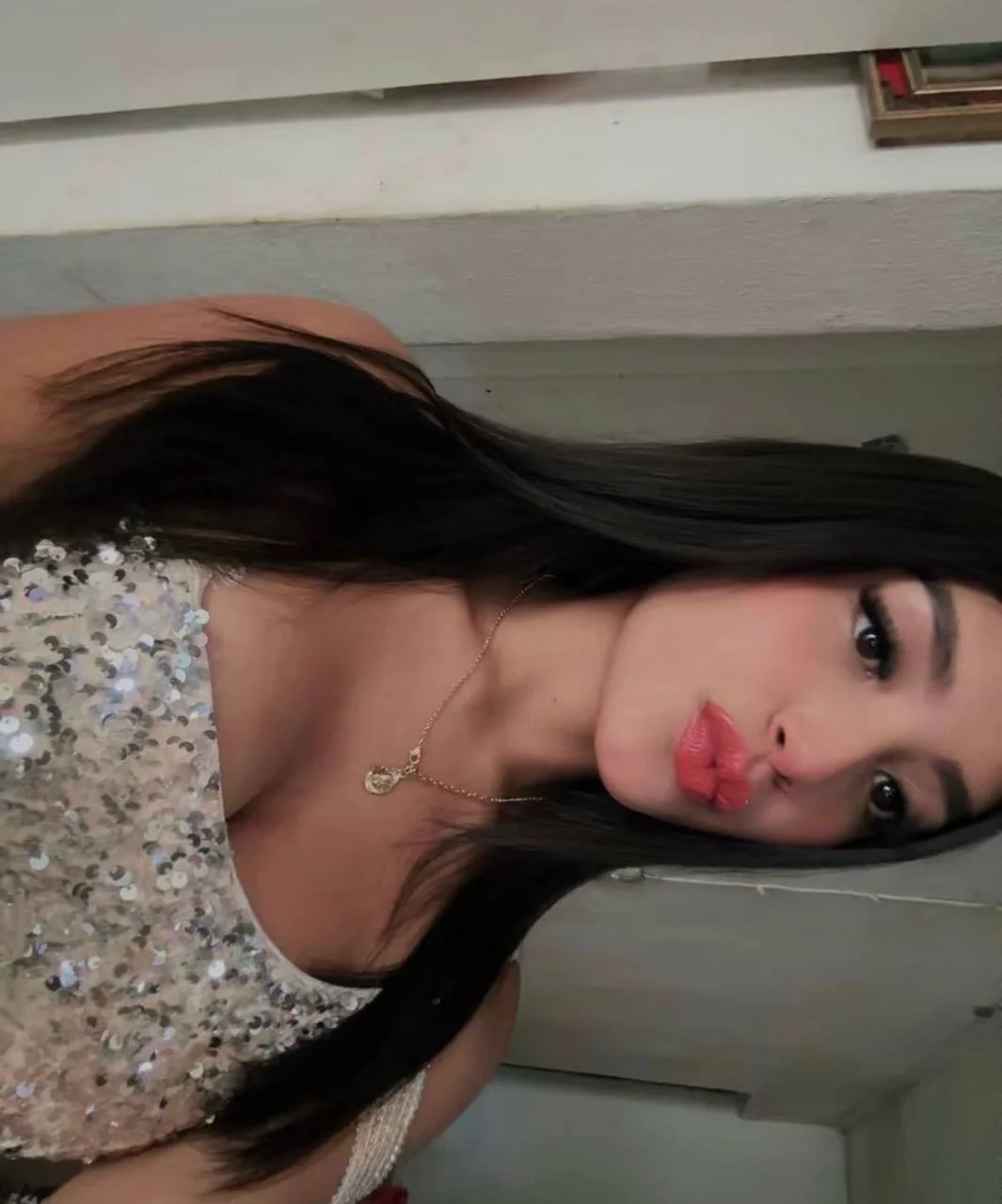 Juliana Rodriguez manoseándose image 2