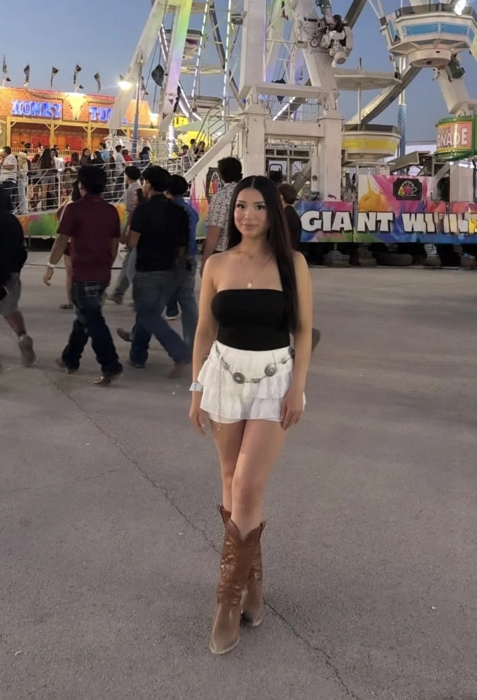 Little Latina with a generous body. Shake, send me #2 image 3
