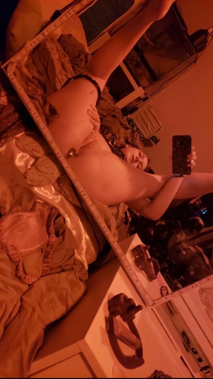 putinha gringa teve os nudes vazados, safada foi vazada mostrando tudo! image 11