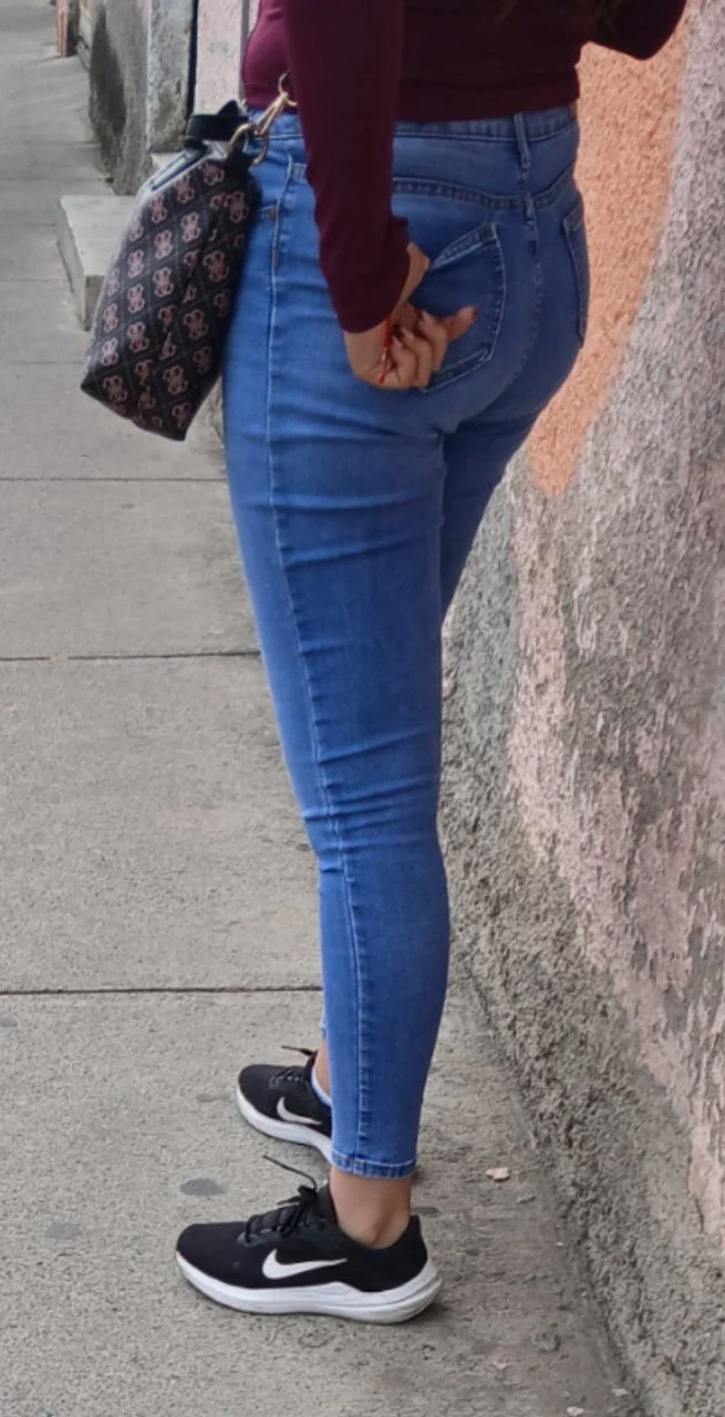 Voyeur rica zorrita en esquina image 10