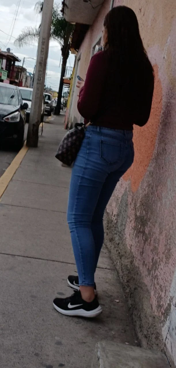 Voyeur rica zorrita en esquina image 2