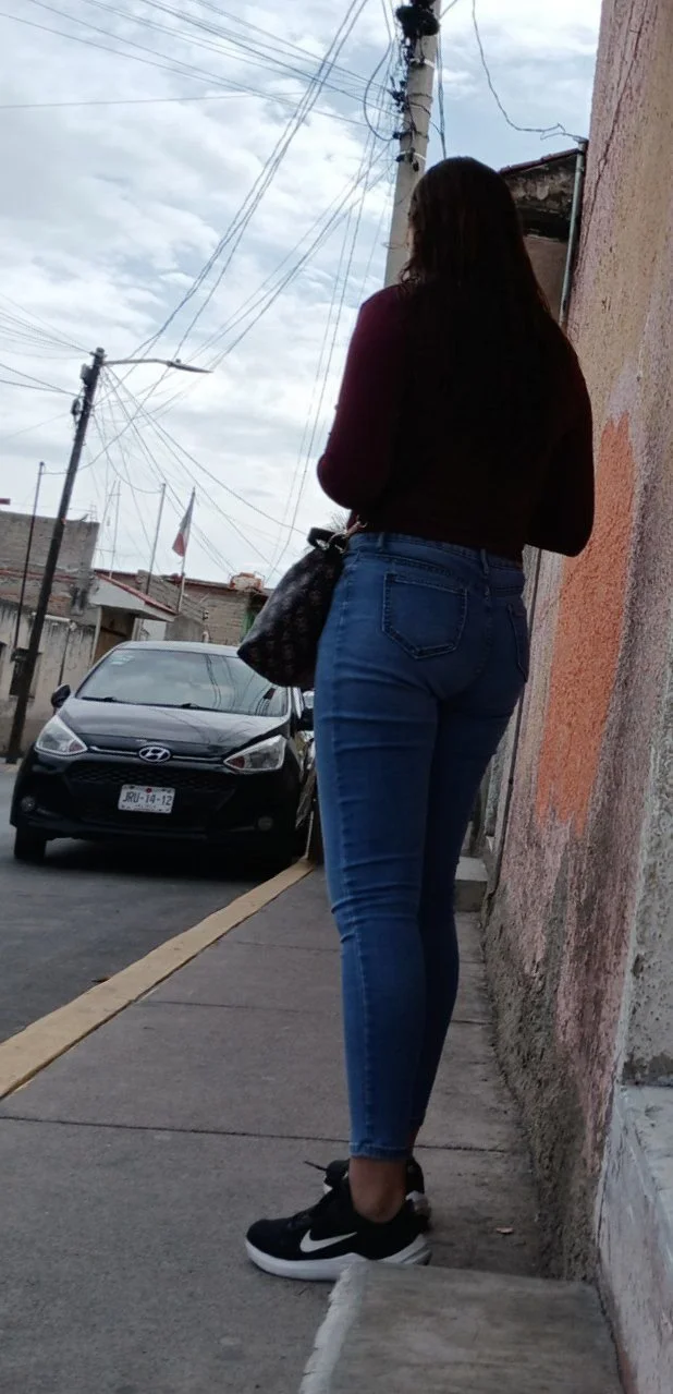 Voyeur rica zorrita en esquina image 7