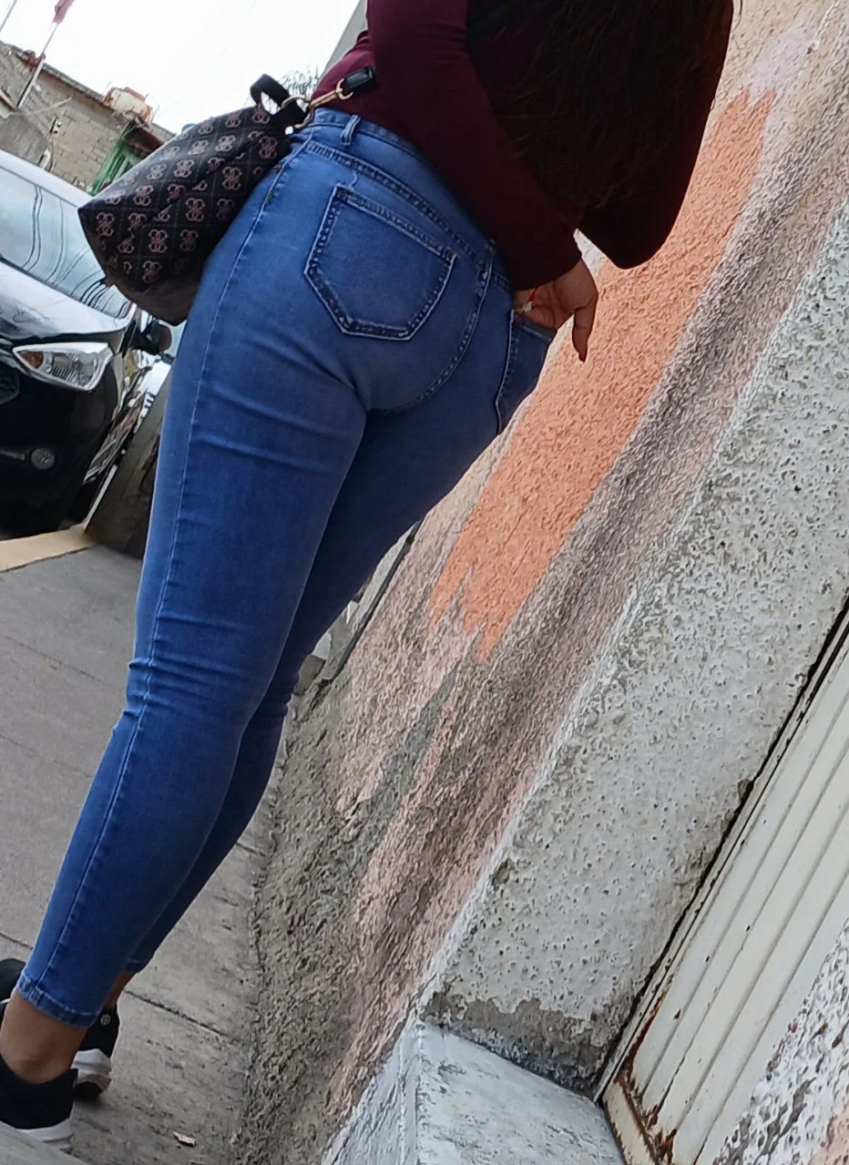 Voyeur rica zorrita en esquina image 8