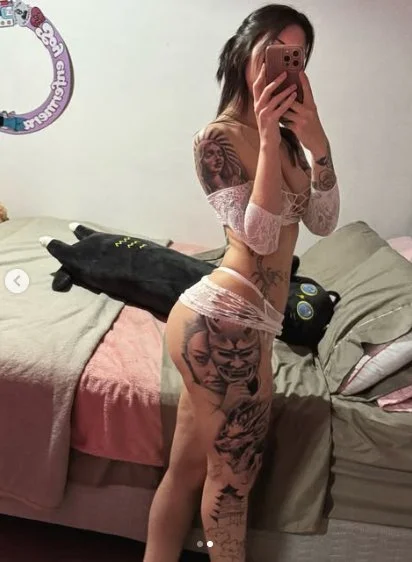 Barby Puta Tatuada Culona image 17