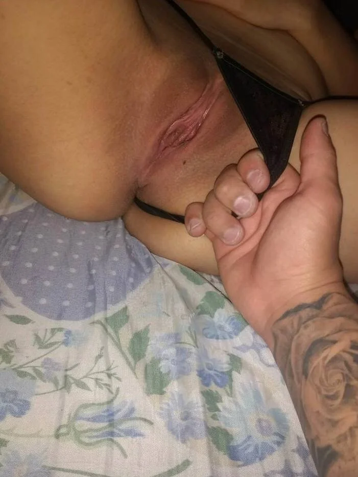 Seguidor pediu pra vazara esposa novinha gostosa dormindo mostrando a buceta image 3