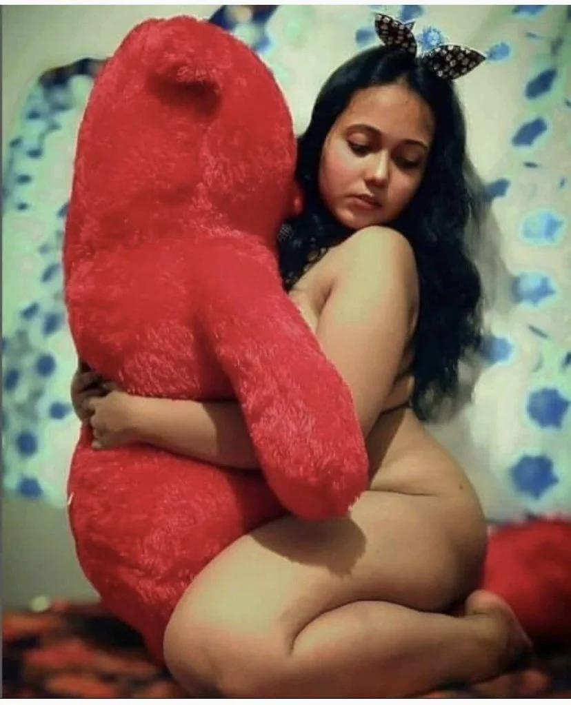 Sri Lankan babe with valentines gift main image