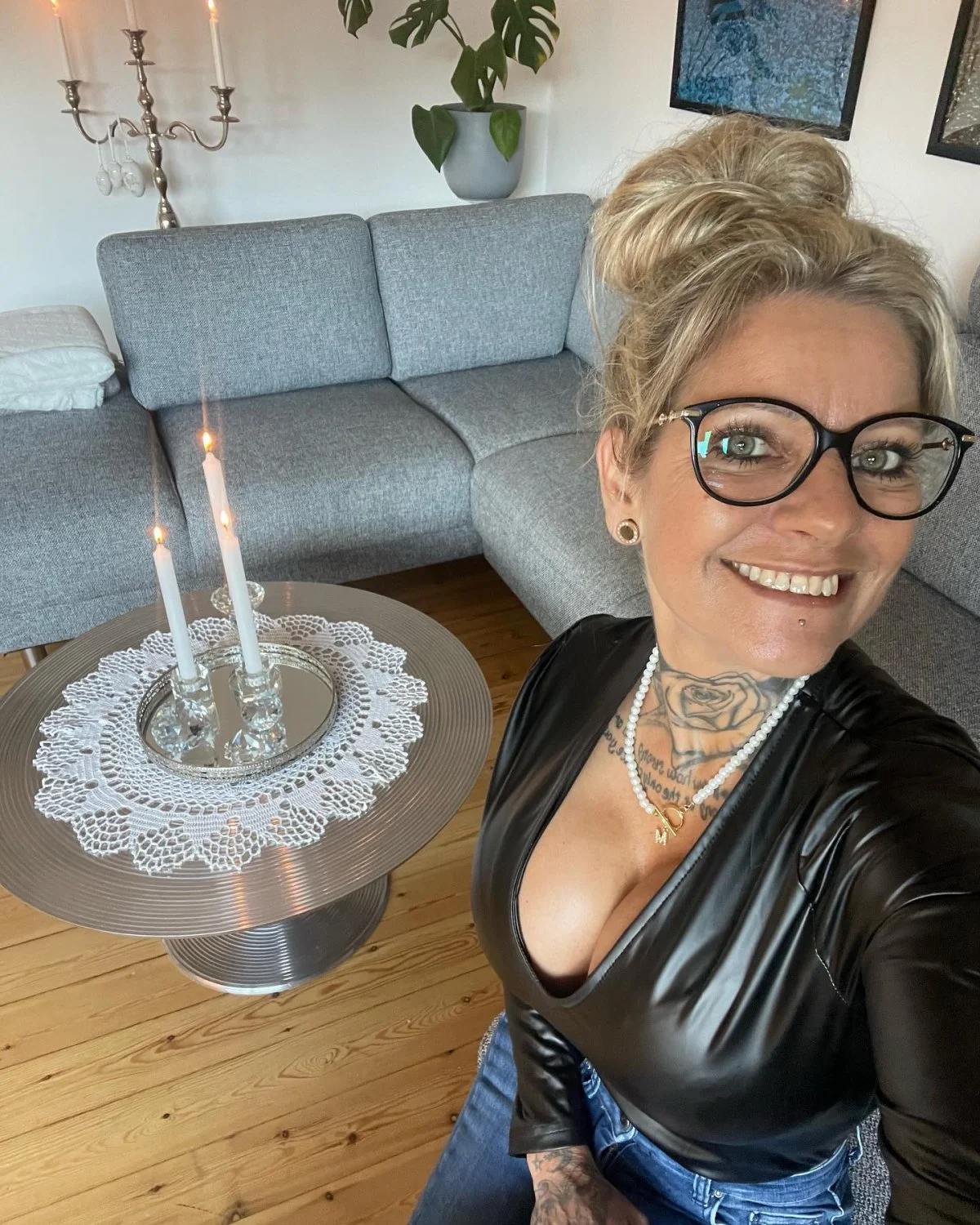 Sexy milf in PVC image 12