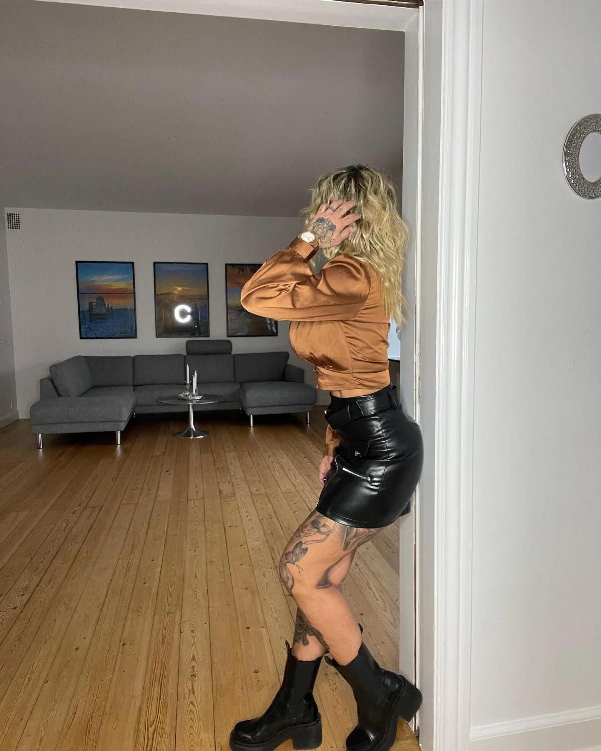 Sexy milf in PVC image 14