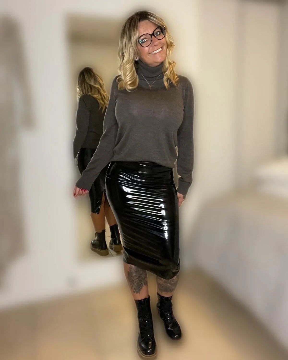 Sexy milf in PVC image 16