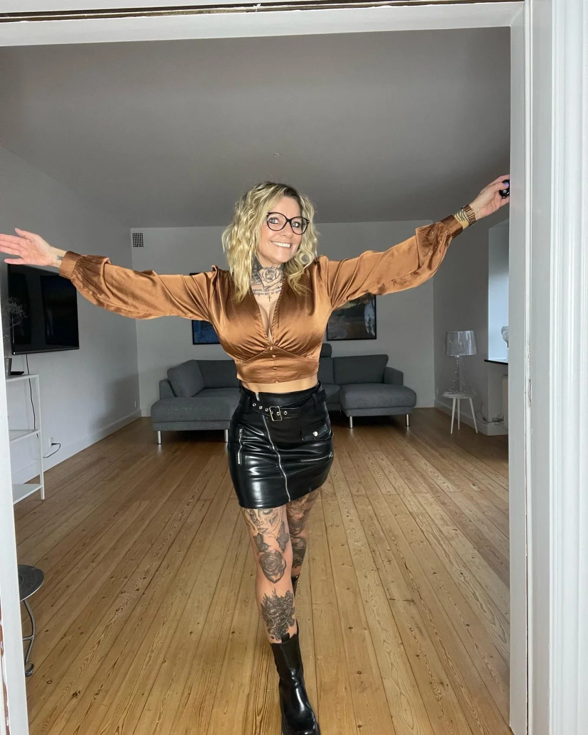 Sexy milf in PVC image 19