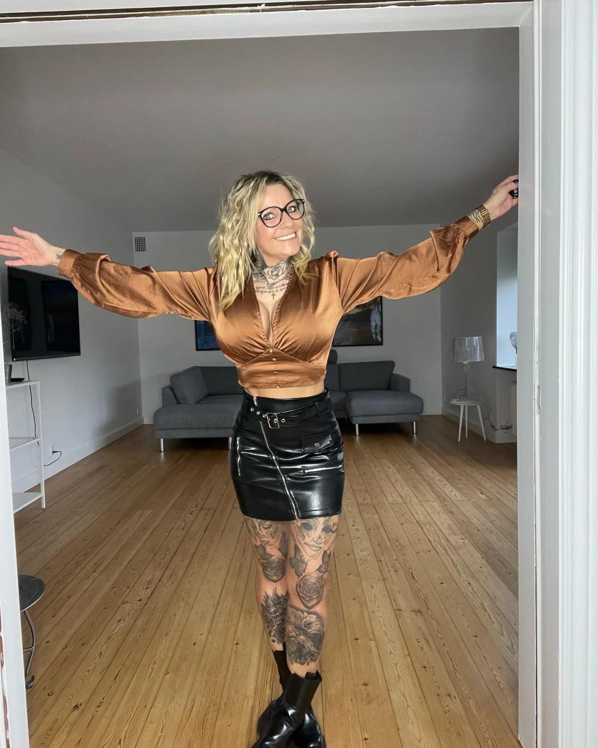 Sexy milf in PVC image 2