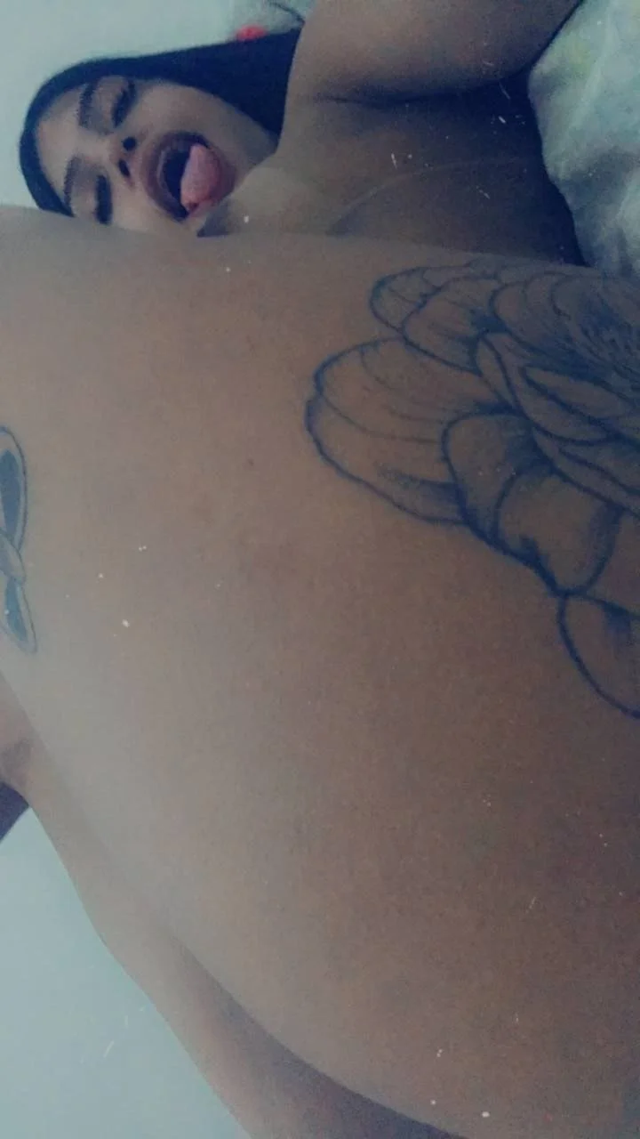 Hermosa Morocha latina Brasileña culona tatuada rica cojiendo en cuatro sex image 3