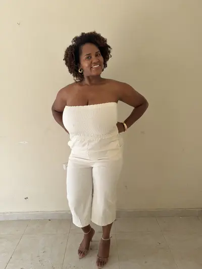 Que isso, Dona Simone 🤤😳. Depois a mãe reclama que demora no banheiro cover image