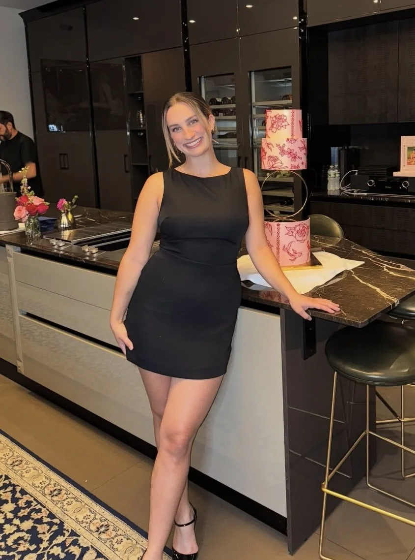 She’s not a baker, she just wants people to stare at her tits! image 13
