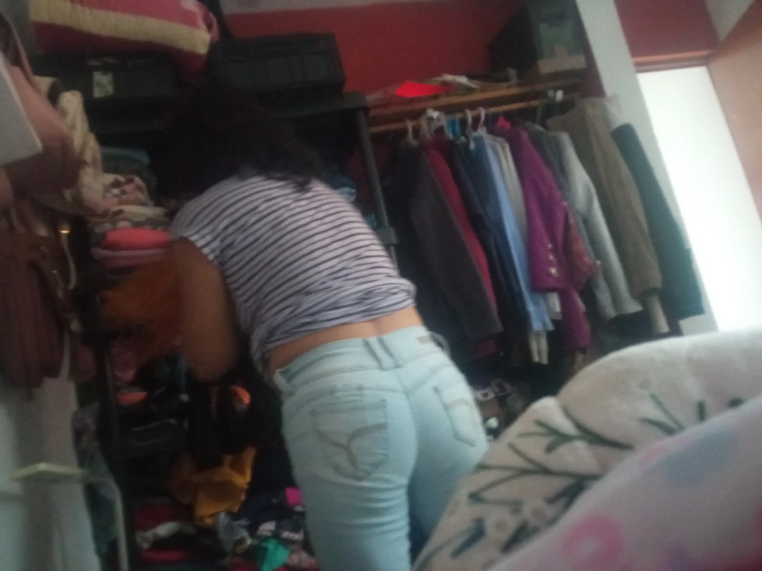 Dormí con mi mama y desperté y se estaba cambiando no tomé foto cuando se le veía el culo y las teta main image