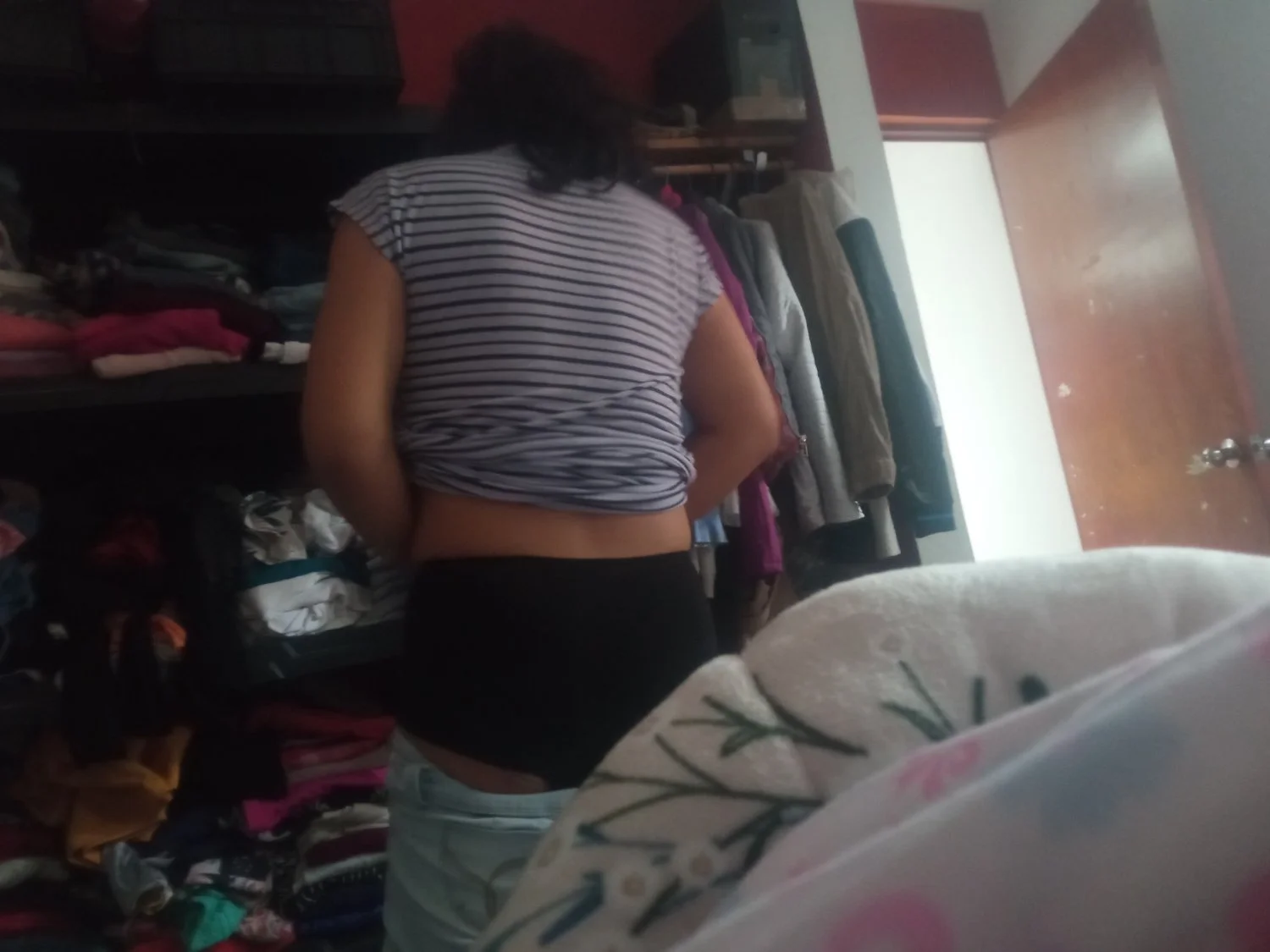 Dormí con mi mama y desperté y se estaba cambiando no tomé foto cuando se le veía el culo y las teta image 11