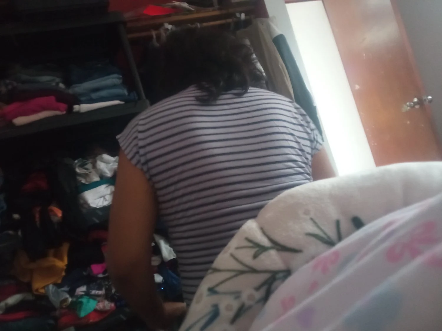 Dormí con mi mama y desperté y se estaba cambiando no tomé foto cuando se le veía el culo y las teta image 12