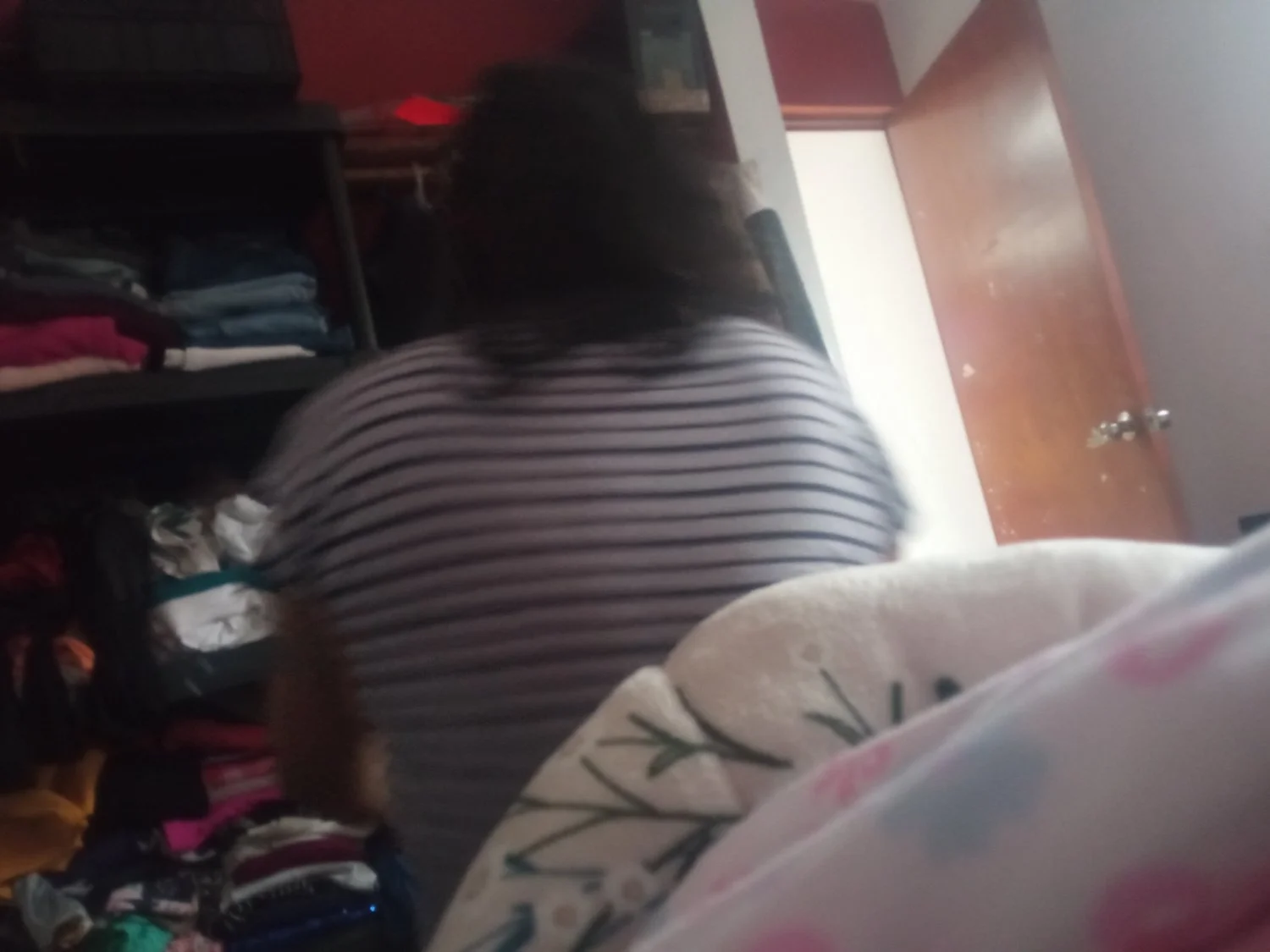Dormí con mi mama y desperté y se estaba cambiando no tomé foto cuando se le veía el culo y las teta image 13