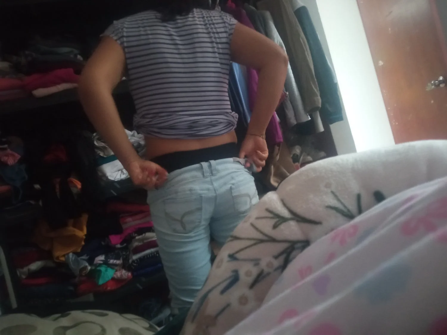 Dormí con mi mama y desperté y se estaba cambiando no tomé foto cuando se le veía el culo y las teta image 14