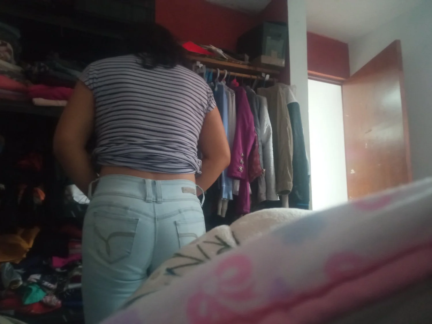 Dormí con mi mama y desperté y se estaba cambiando no tomé foto cuando se le veía el culo y las teta image 3
