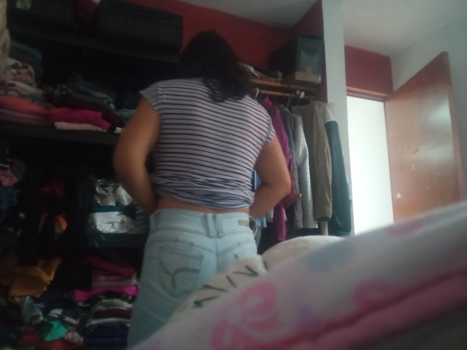 Dormí con mi mama y desperté y se estaba cambiando no tomé foto cuando se le veía el culo y las teta image 4