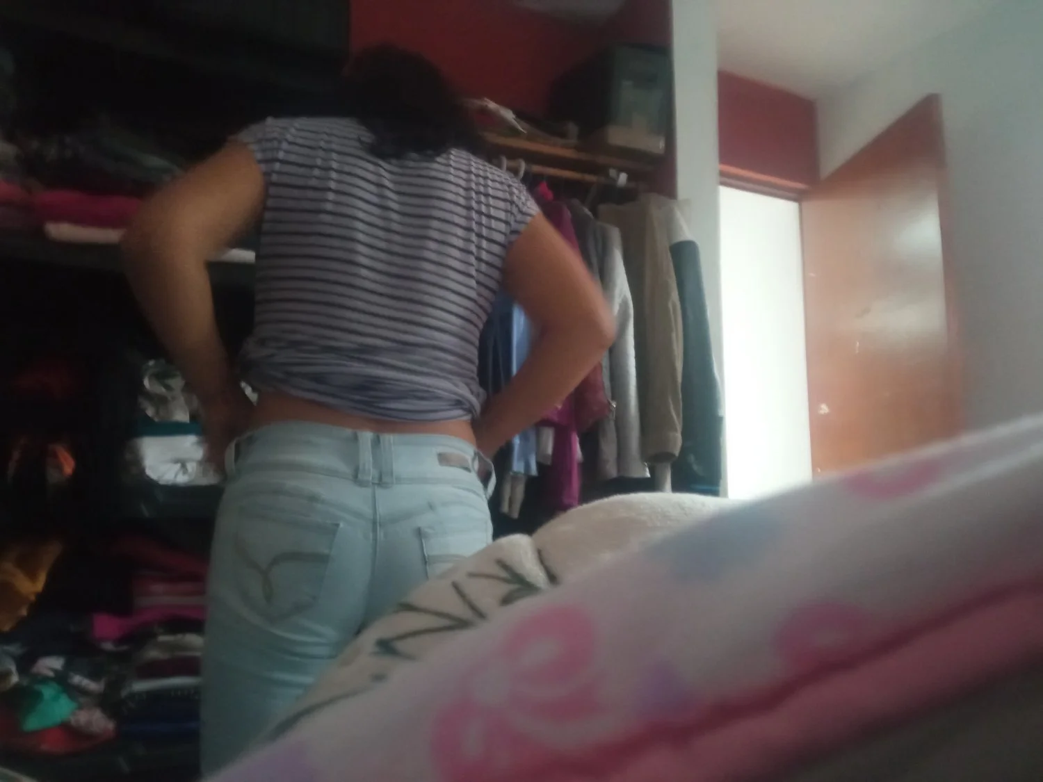 Dormí con mi mama y desperté y se estaba cambiando no tomé foto cuando se le veía el culo y las teta image 5