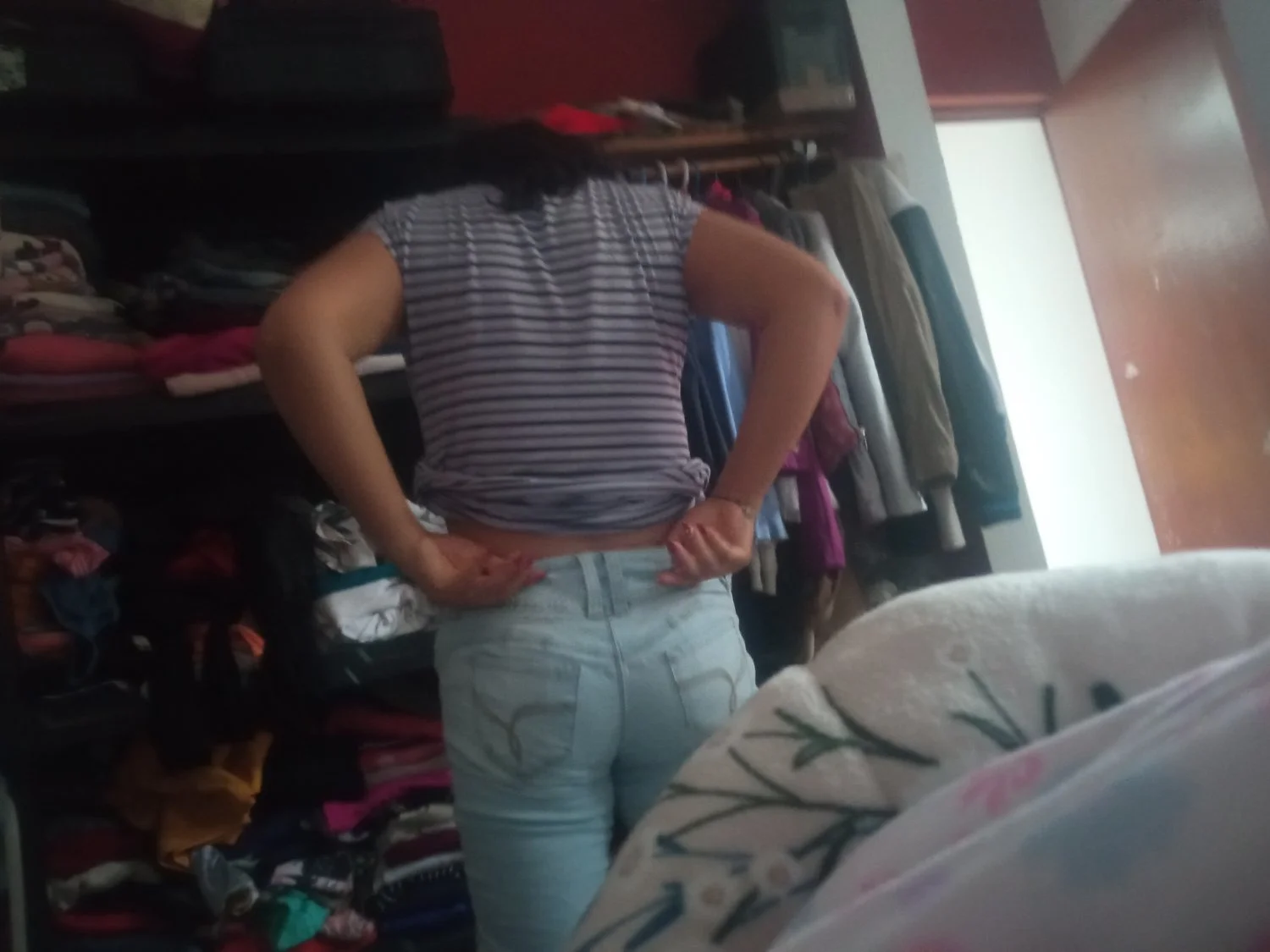 Dormí con mi mama y desperté y se estaba cambiando no tomé foto cuando se le veía el culo y las teta image 6