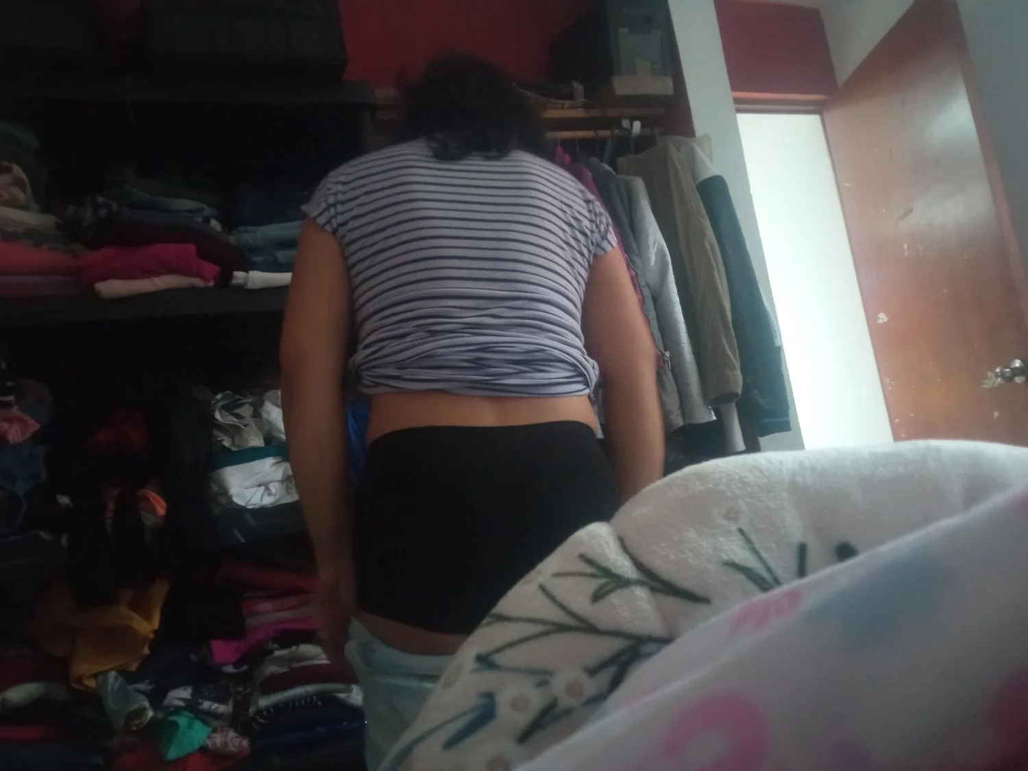 Dormí con mi mama y desperté y se estaba cambiando no tomé foto cuando se le veía el culo y las teta image 7