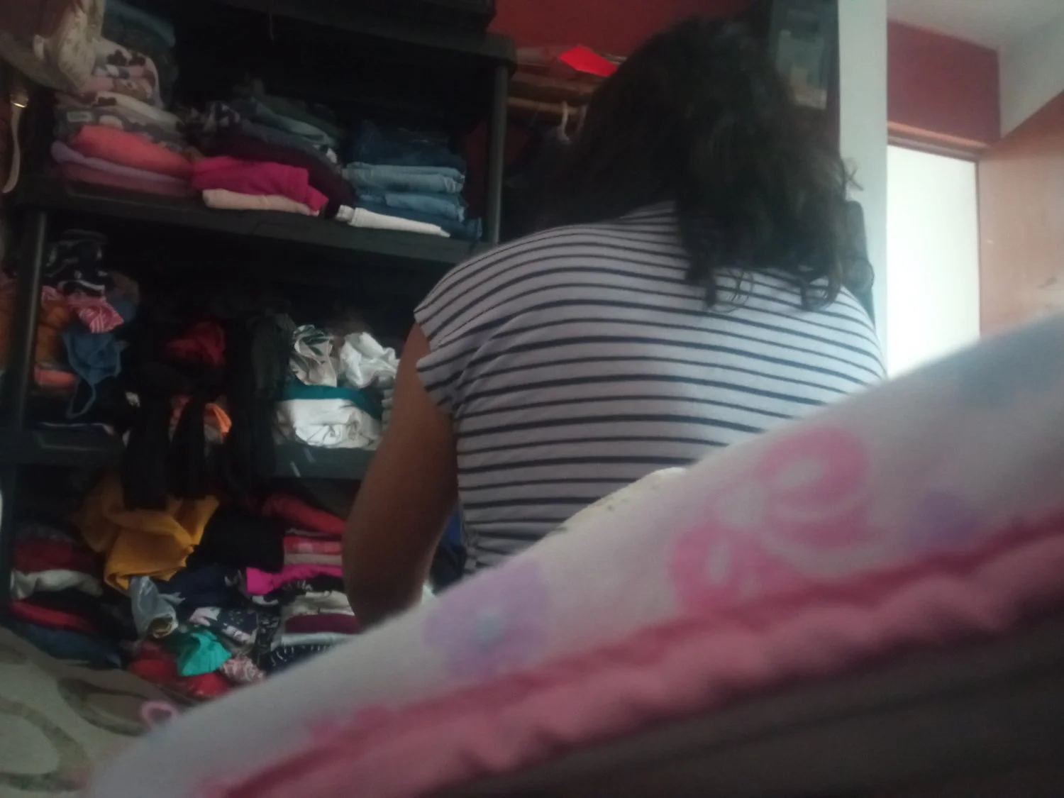 Dormí con mi mama y desperté y se estaba cambiando no tomé foto cuando se le veía el culo y las teta image 8