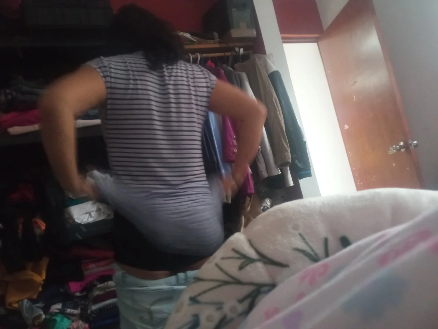 Dormí con mi mama y desperté y se estaba cambiando no tomé foto cuando se le veía el culo y las teta image 9