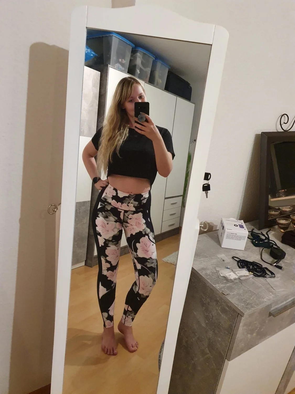 Blond girl waiting for some bulls to creampie her!! image 1