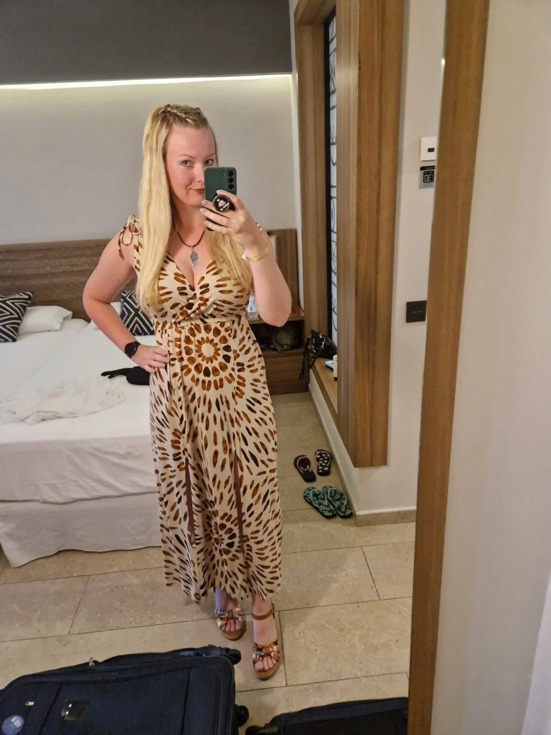 Blond girl waiting for some bulls to creampie her!! image 3