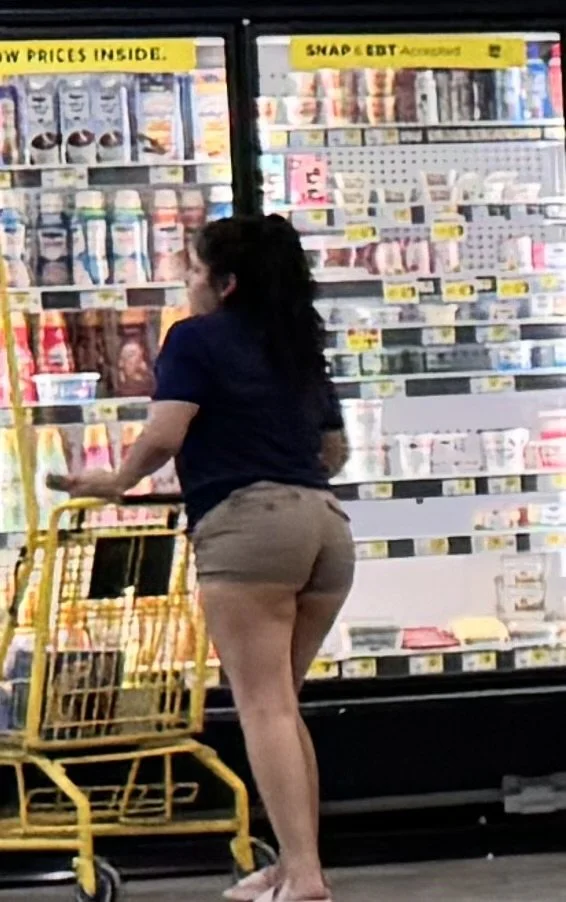 She was begging people to look image 2