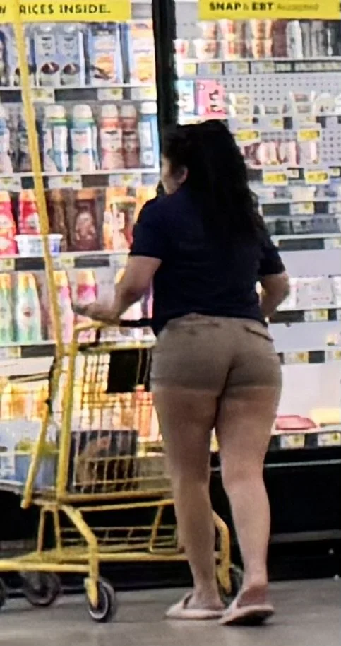 She was begging people to look image 3