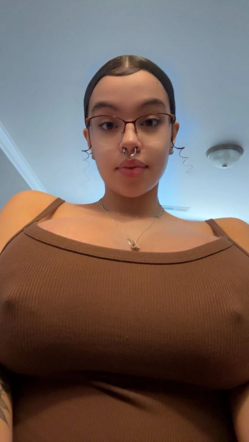 Lightskin baddie image 7