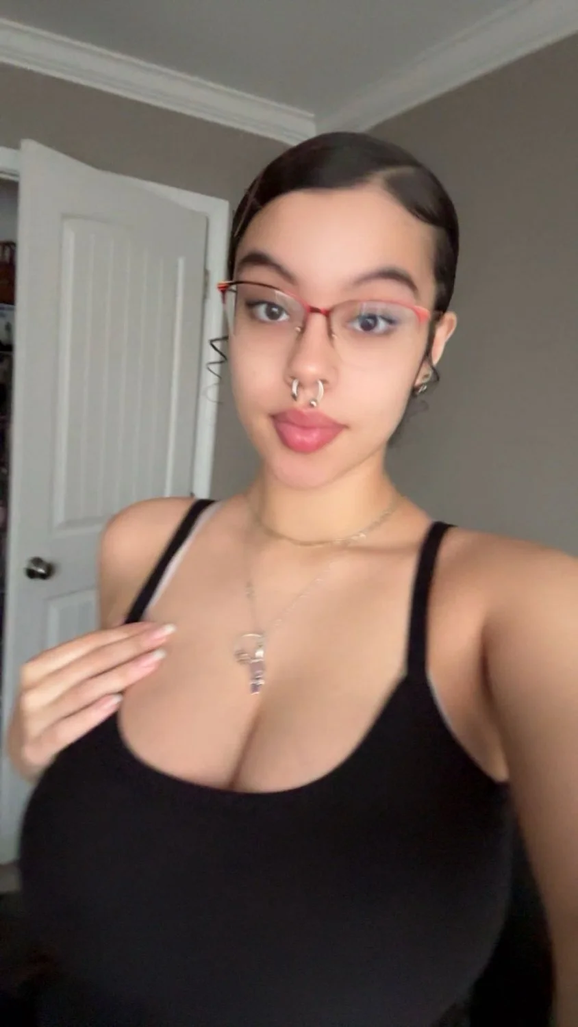 Lightskin baddie image 8