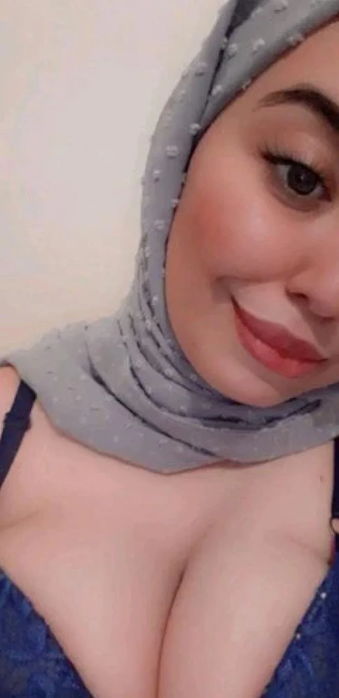Hijab prostitute with the man she met image 8