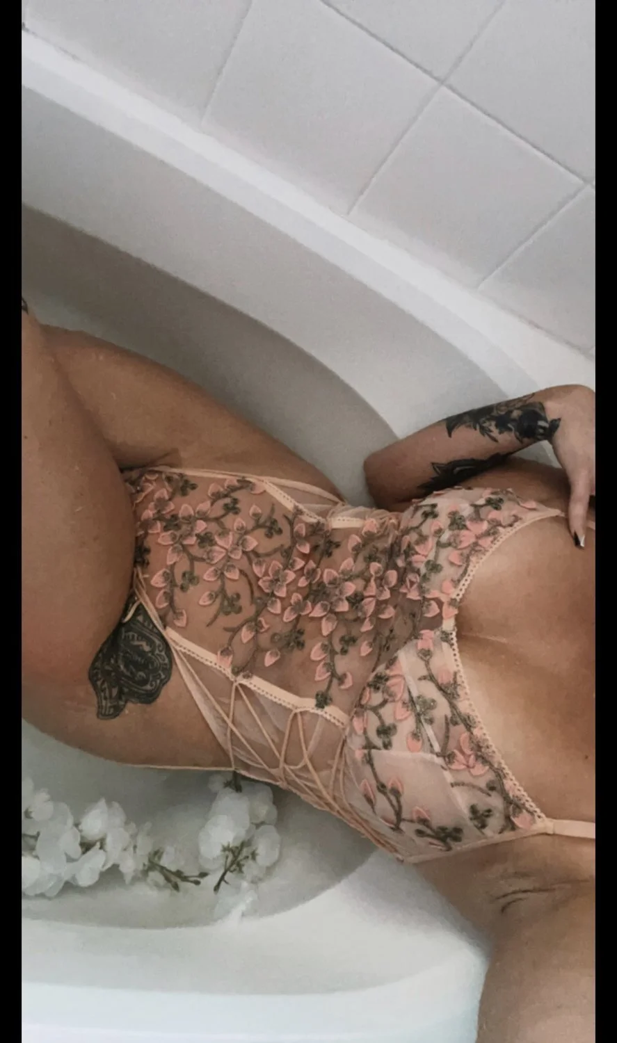 Yoga teacher exposed tapes and nudes (DM submission) image 17