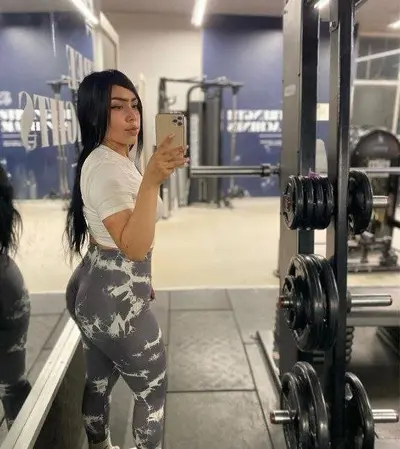 Es una putita lame vergas que le gusta que le hagan tribut cover image