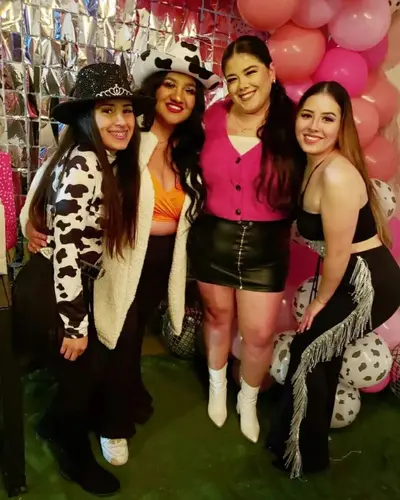 Amigas chulas 2 cover image