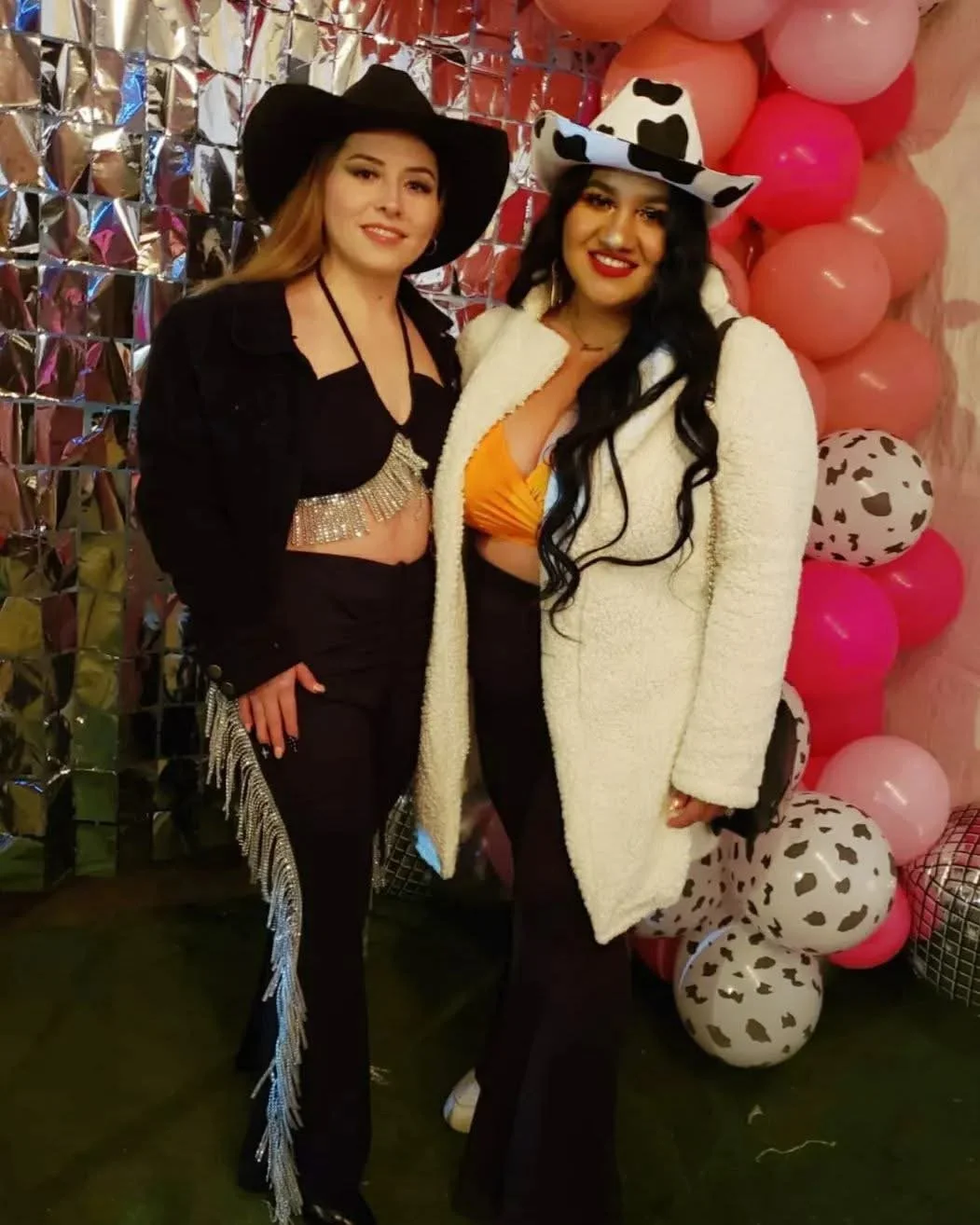 Amigas chulas 2 image 2