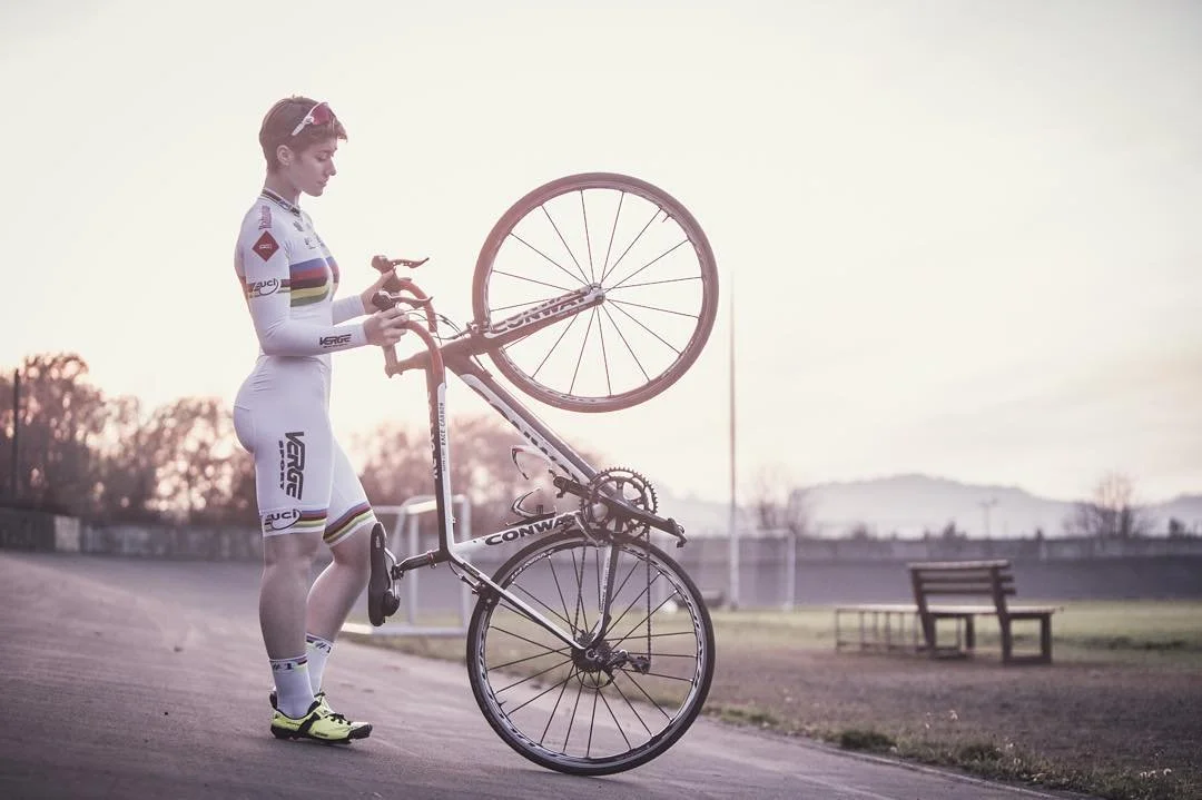 Pauline Grabosch: Big booty bicycle race driver image 3