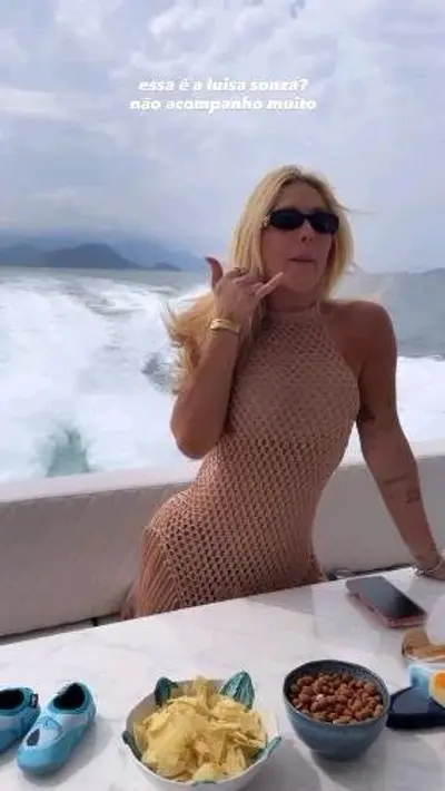 Essa muto deliciosa , novinha loira...Virgnia Fonseca linda , tao gostosa !!! cover image