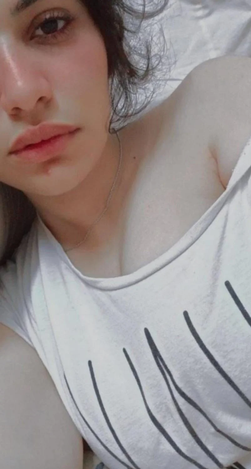 Nude snaps sent by Muslim prostitute to her boyfriend image 16