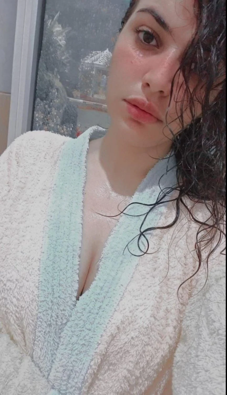 Nude snaps sent by Muslim prostitute to her boyfriend image 22