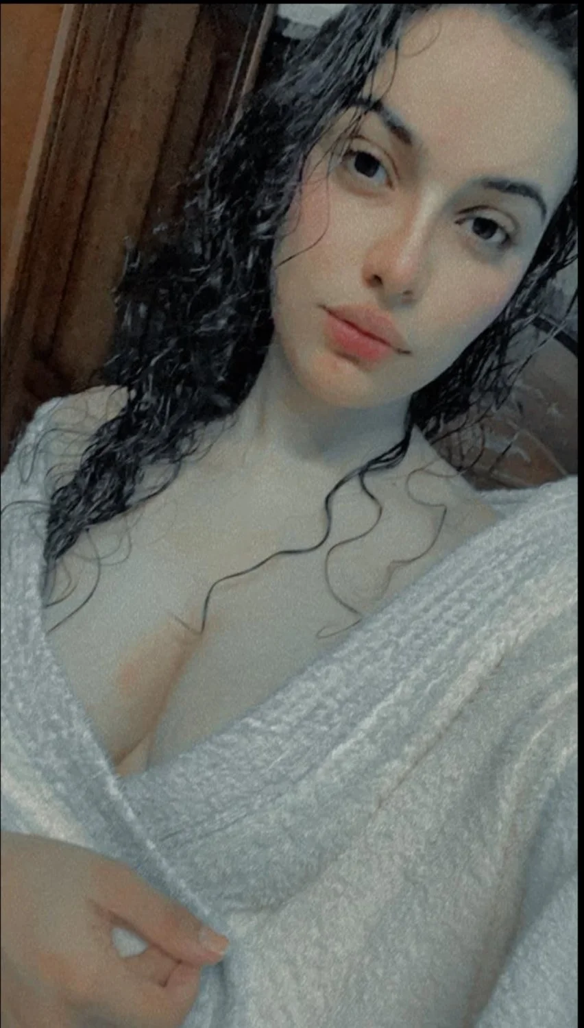 Nude snaps sent by Muslim prostitute to her boyfriend image 23