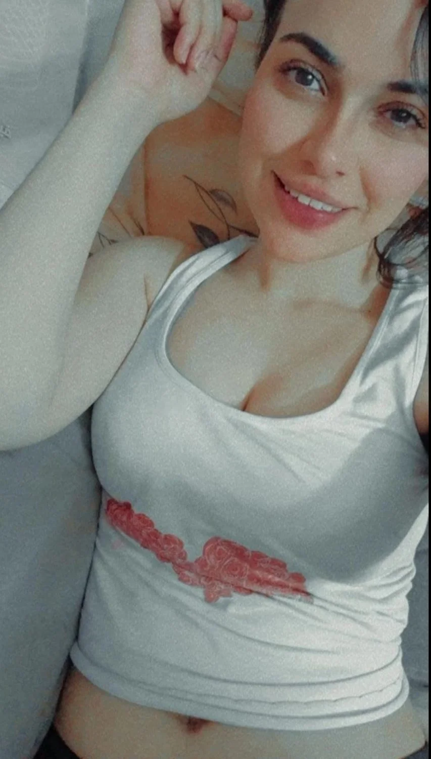 Nude snaps sent by Muslim prostitute to her boyfriend image 24