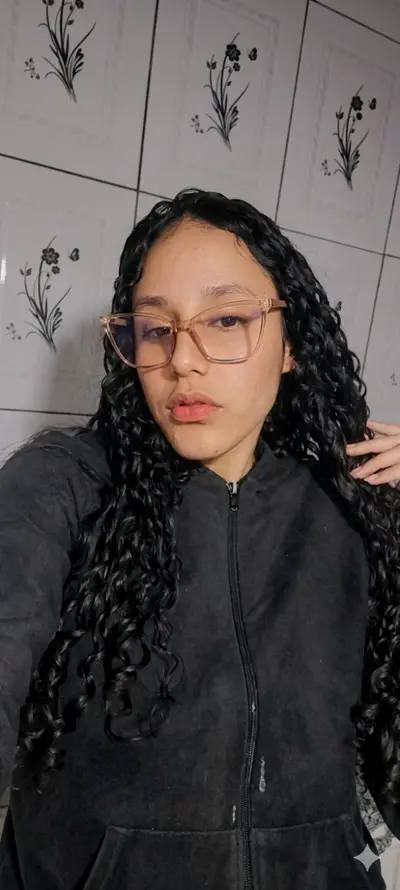 Vazou foto de novinha gostosa mostrando os peitinhos pro amigo cover image
