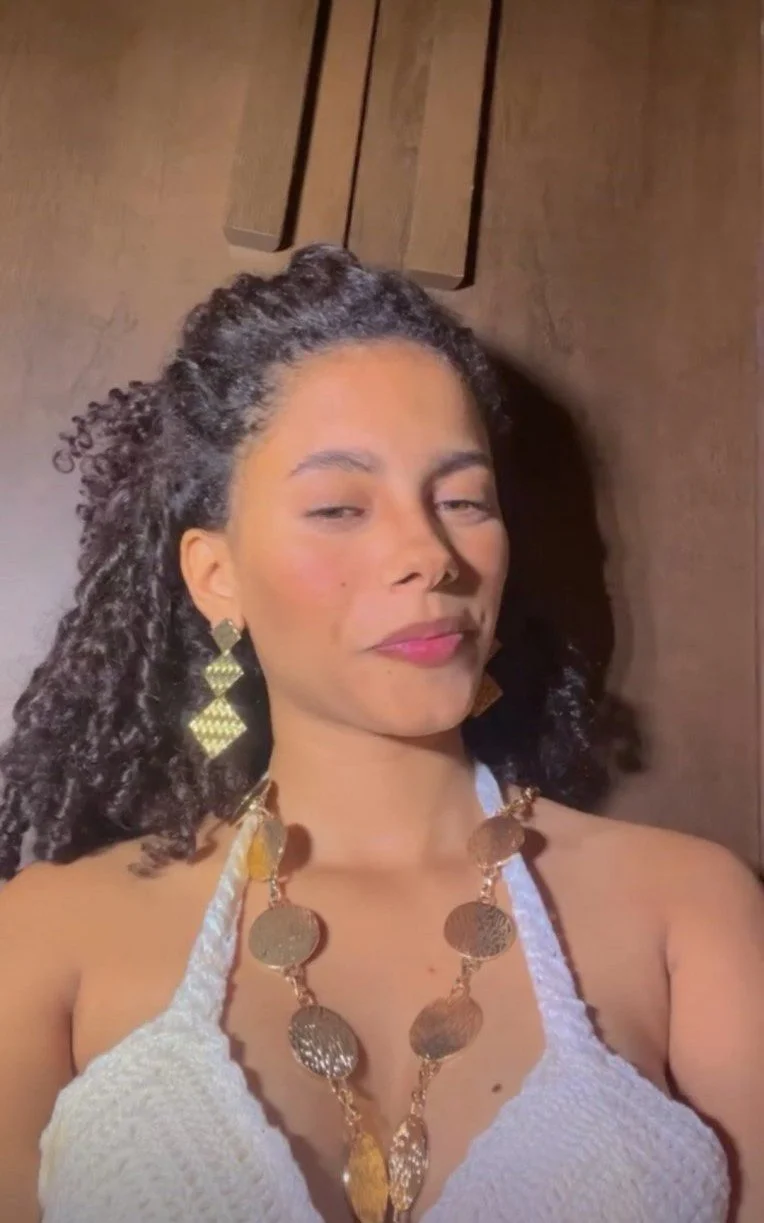 Vazou linda novinha peituda se exibindo main image